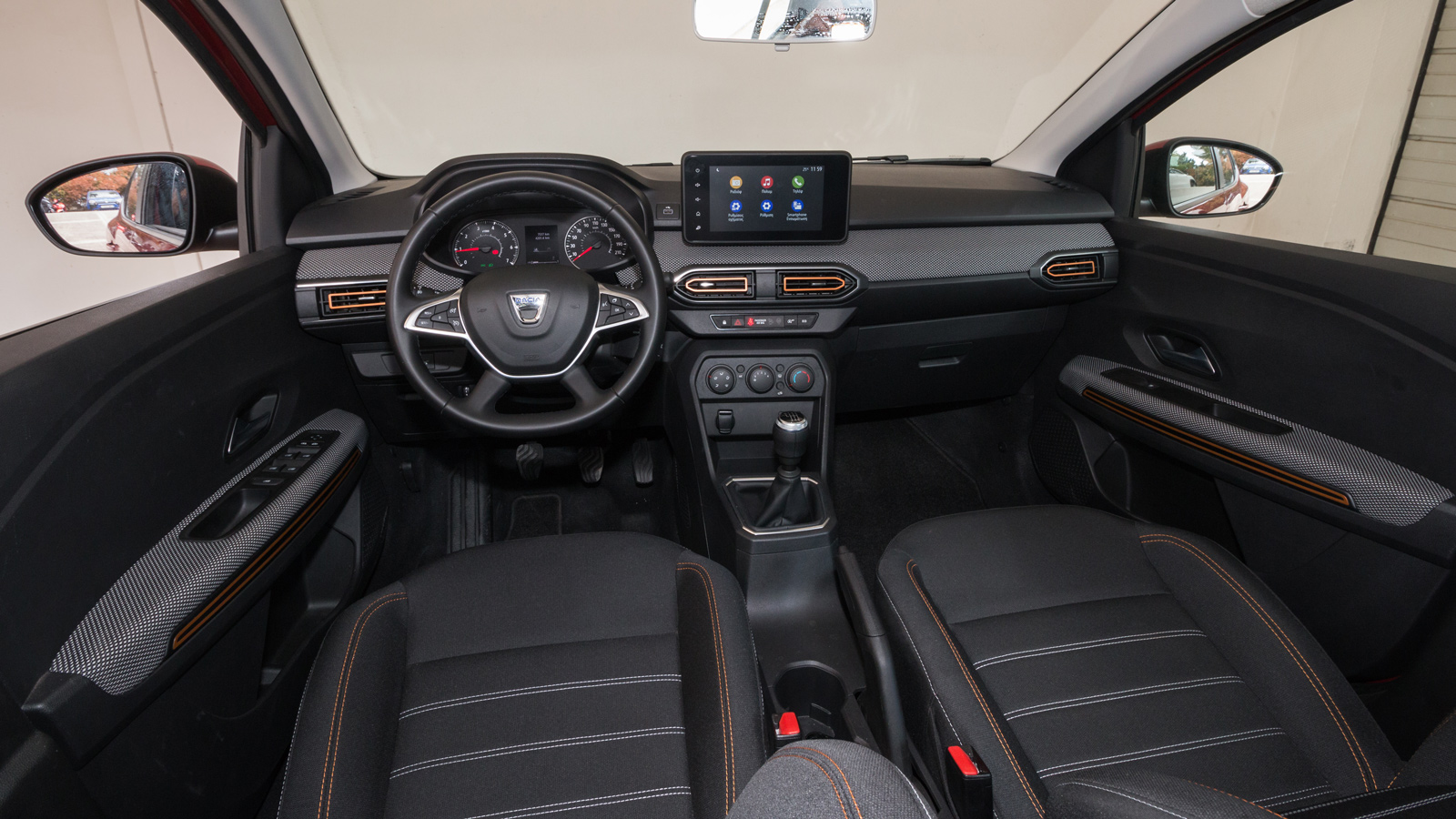 Το εσωτερικό του μικρού crossover έχει αναβαθμιστεί τόσο ποιοτικά όσο και τεχνολογικά, όπου για πρώτη φορά συναντάμε οθόνη αφής 8 ιντσών